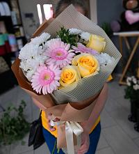 Букет цветов из:  Герберы, Розы и Хризантемы в Грушевской