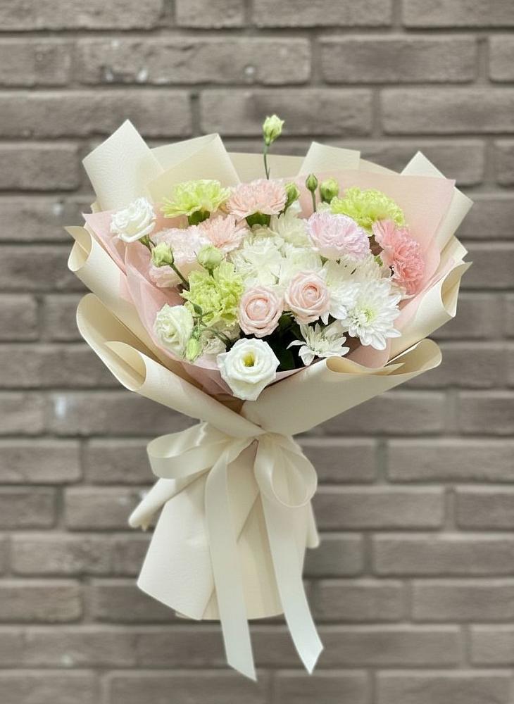 Букет цветов из: Гвоздики, Розы, Лизиантусы и Хризантемы в Грушевской