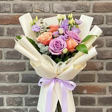 Букет цветов из:  Лизиантусы и Розы в Грушевской