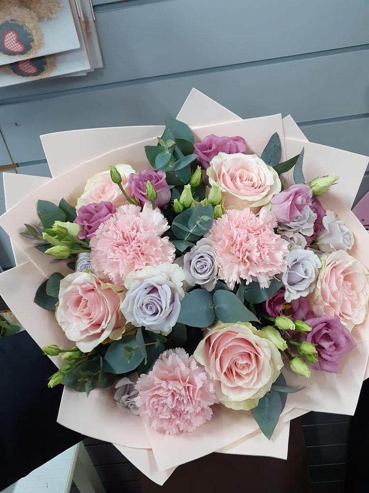 Букет цветов из: Розы, Гвоздики и Лизиантусы в Грушевской